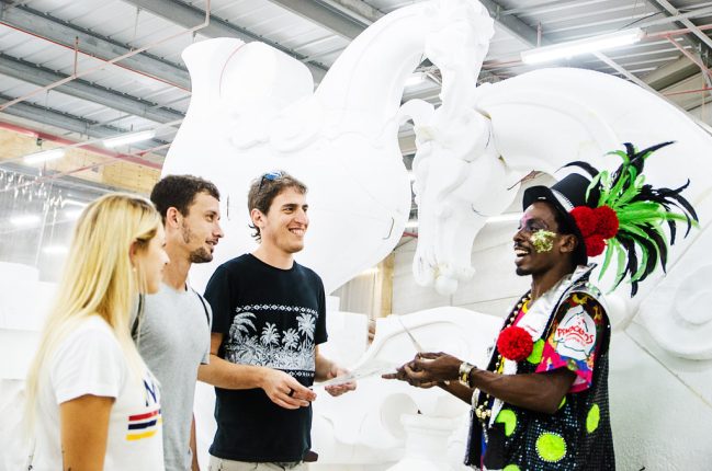 visita-guiada-no-barraco-da-grande-rio-na-cidade-do-samba---carnaval-experience_48359197092_l - 